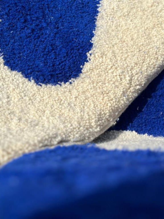 Tapis Cinéraria par Moulouda - Blanc et bleu roi