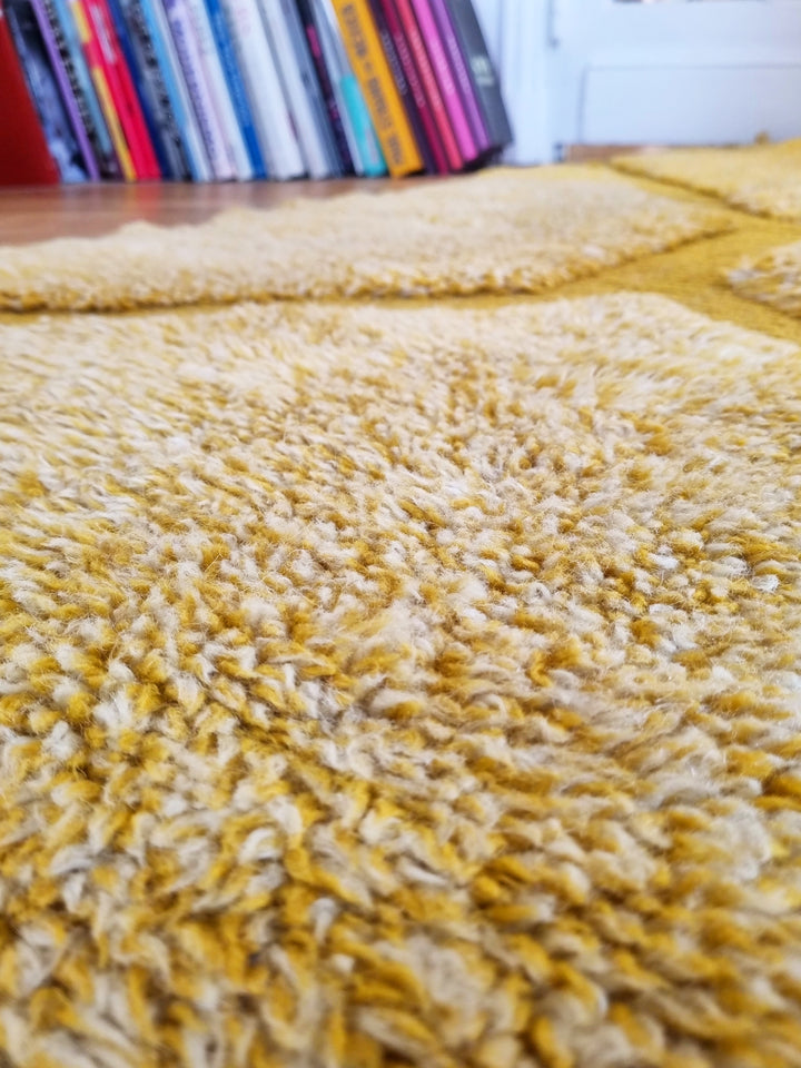 Tapis Sol par Ilmi - Jaune safran chiné écru